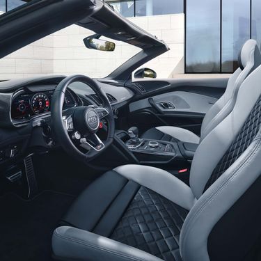 Side interior view of the R8 Spyder V10 performance RWD with grey details on the sports seats